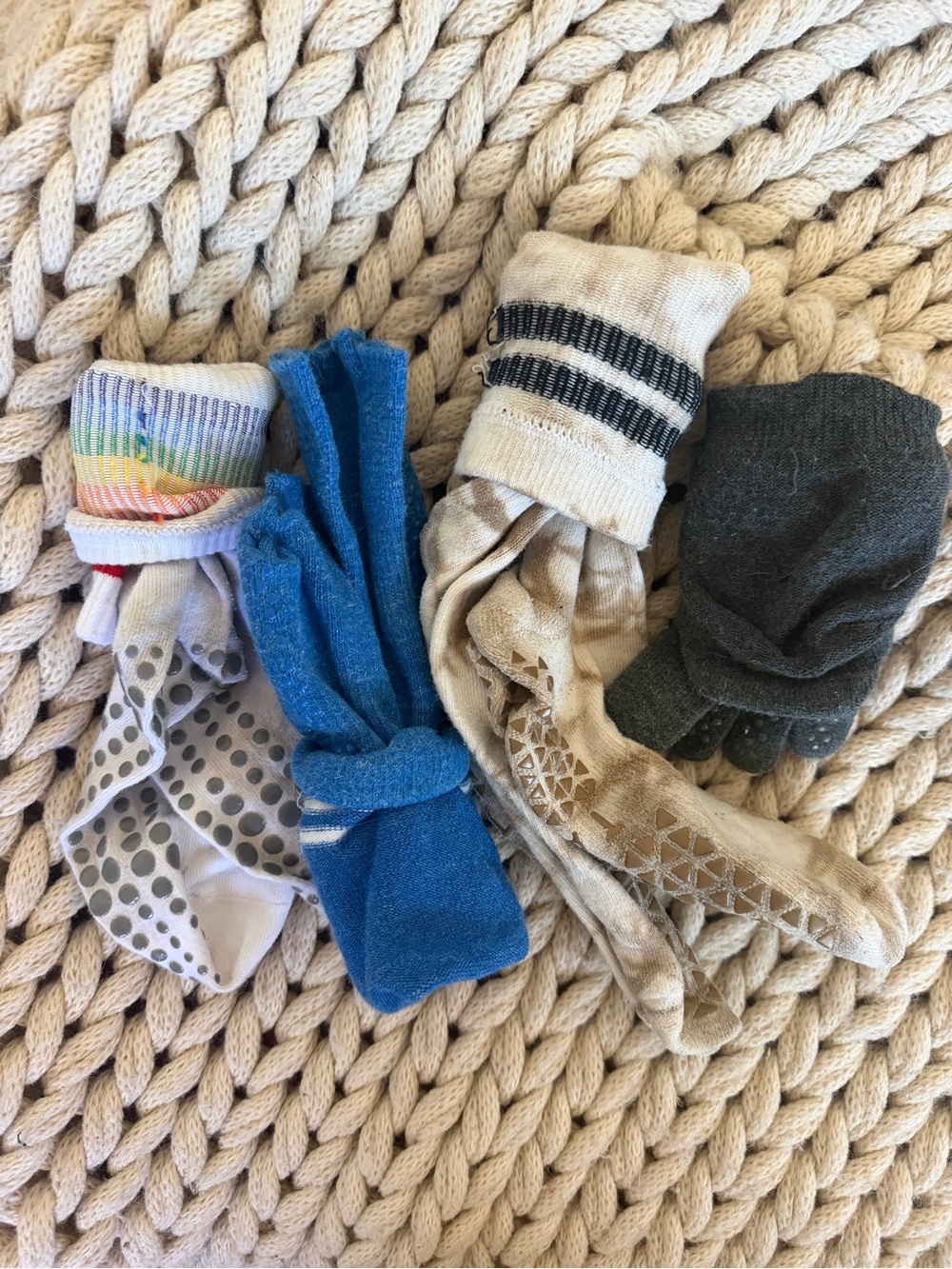4 pairs of grippy socks